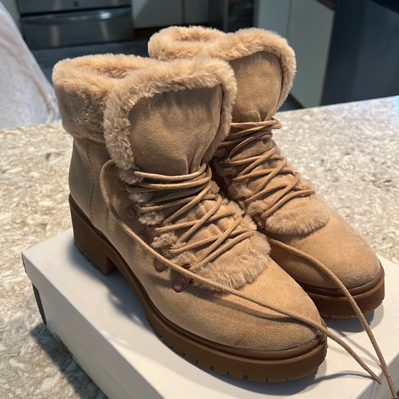 Like New tan women’s size 8 furry booties - Picture 1 of 8